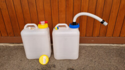 hier mit den verschiedenen Deckeln, die wir zusätzlich gekauft haben