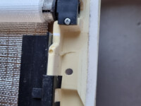 noch diese zwei Schrauben lösen und dann Gleitspray in die Röhre sprayen, Feder wieder spannen und einbauen