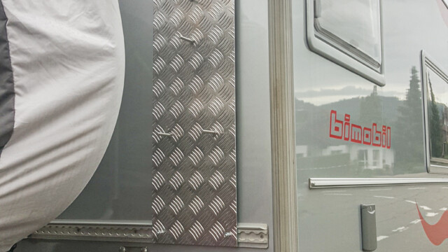 Riffelblech (vom Bauhaus) als Unterkonstruktion für die Befestigung