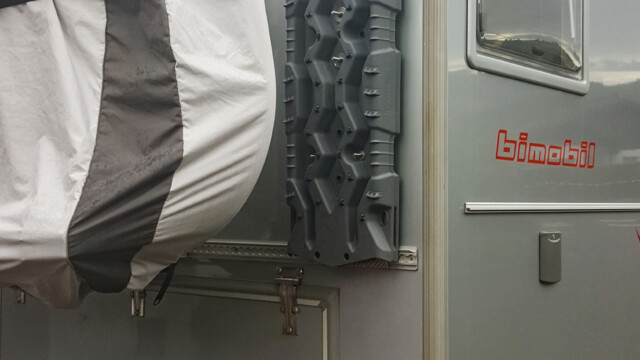 Befestigt mit selbsthemmenden Schrauben