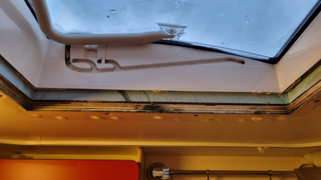 nach dem Abbau des Rahmens, war darunter alles feucht und schon etwas schimmelig