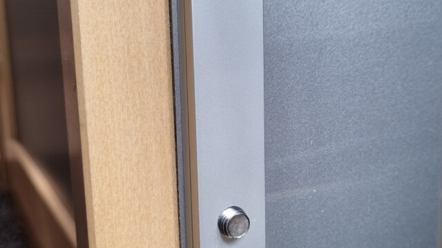 auf der Gegenseite greifen die M8-Schrauben in doppelte Aluplatten