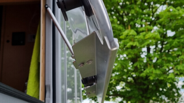 schön zu sehen, wie das Metallprofil über das Fenster greift