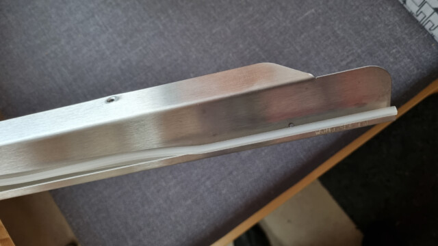 das Metallprofil aus Chromstahl, sowie einer Kunststoffdichtung