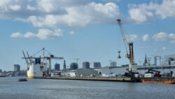 Auf der linken Seite steht bereits eine Fähre, wo Fahrzeuge verladen werden, es ist aber noch nicht unsere;