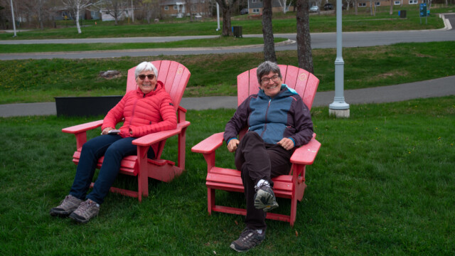 und wieder diese farbigen StĂĽhle mit den zwei hĂĽbschen Ladies...