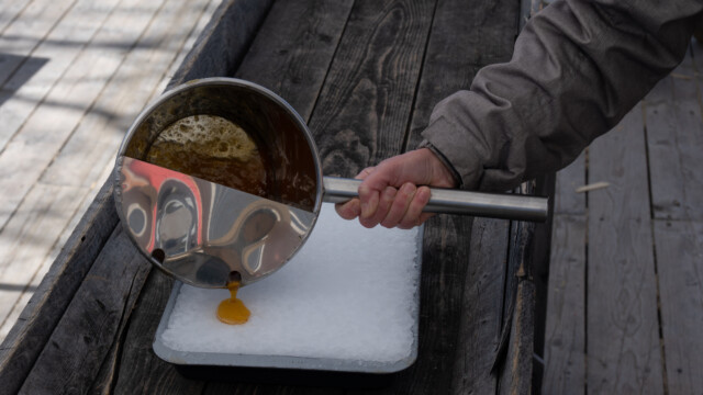 warmer Ahornsirup auf Schnee