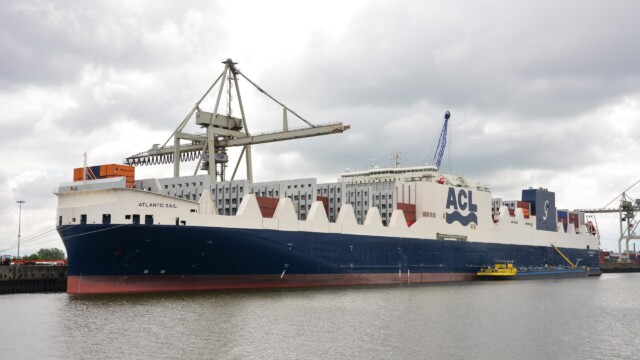 Atlantic Sail, zwischen den Wänden werden Container geladen; Bildherkunft: https://www.hafen-hamburg.de/de/schiffe/atlantic-sail-46697/