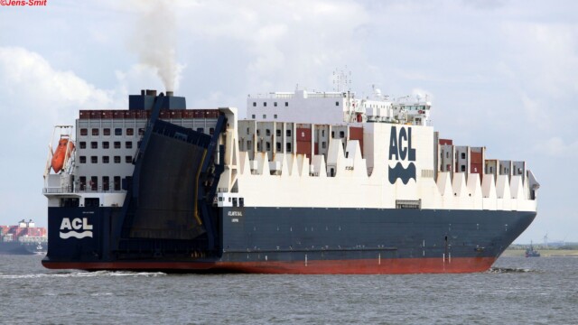 Ansicht von hinten mit der aufgeklappten Fahrbahn fĂĽr die Beladung mit Fahrzeugen; Bildherkunft: https://www.shipspotting.com/photos/3259150