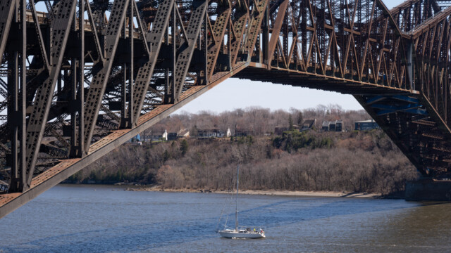 Segelyacht unter der Québec-Brücke