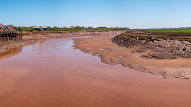Niedrigwasser, man beachte die Stelzen auf der rechten Seite