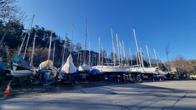 alle Schiffe dieses Hafens, hauptsächlich Segelyachten, liegen noch draussen...