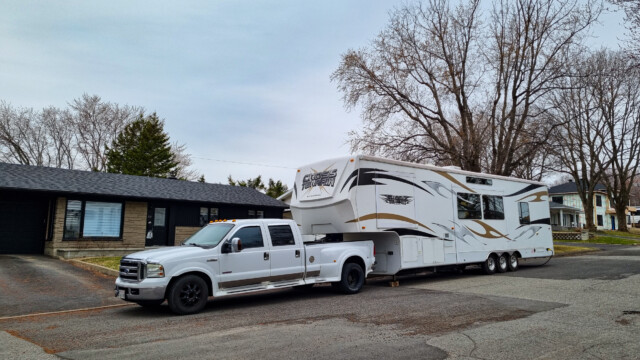 Alles XXL: Der eine Nachbar hat einen Wohnwagen...