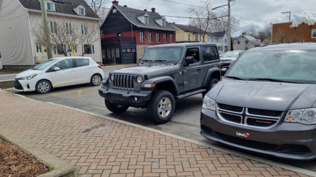 vorne ohne Nummernschild