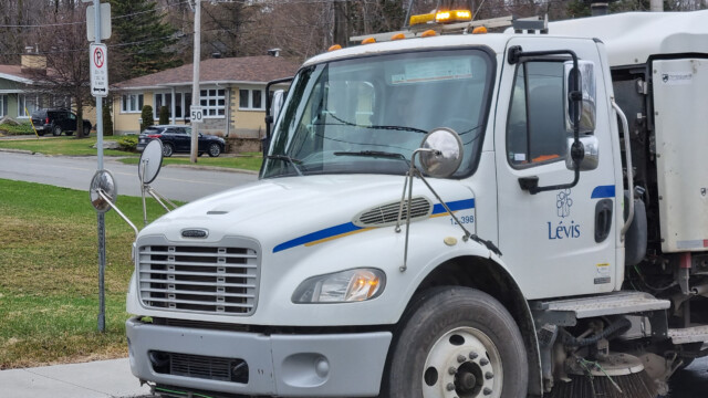 wenn man genau hinschaut sieht man auf jeder Seite ein Steuerrad