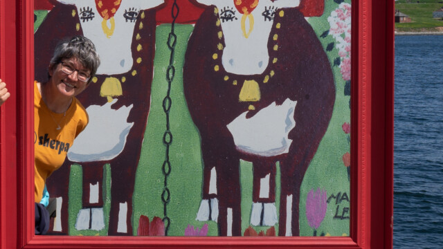 Bettina ist voll im Bild vor ihrem Lieblingsmotiv