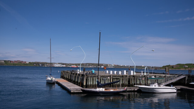 Hafenpromenade mit Kunst