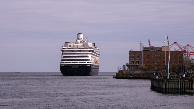 riesiges Kreuzfahrtschiff unter niederländischer Flagge legt gerade vom Hafen ab