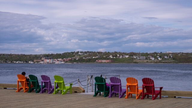 und immer wieder die farbigen StĂĽhle
