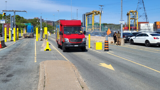 Ausfahrt aus dem Hafengelände von Halifax