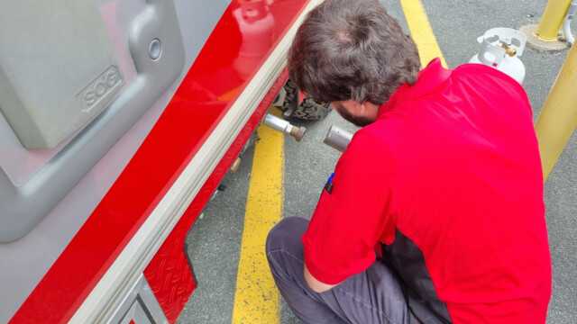 Gas tanken (hier immer als Propan bezeichnet), der Anschluss ist gleich wie in Europa