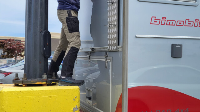 Montage von Sandboards und Befestigungsschienen für Veloträger an erhöhter Stelle