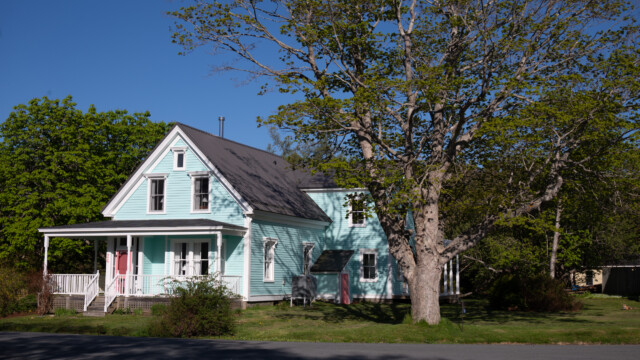 Villa mit Fuchs (genau hinschauen auf der rechten Seite)