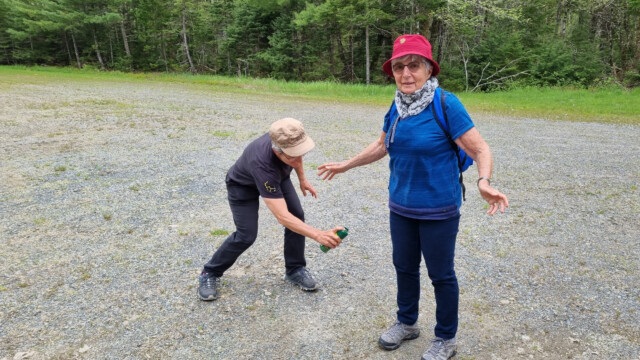 vor der Tour spreien wir uns mit MĂĽckenschutz ein