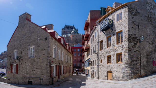 teils schmale Wege, im Hintergrund das Schloss Frontenac
