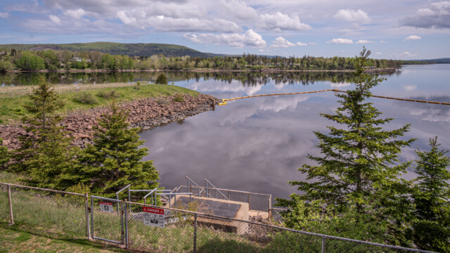 hier fliesst das Wasser vom Fluss rein (bei Niedrigwasser)
