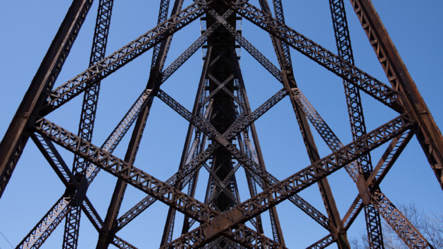 ... steht auf imposanten Pfeilern