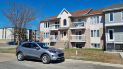 unser Mietfahrzeug, im Hintergrund das Haus, in welchem Valérie wohnt;