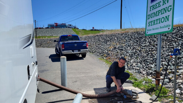 Entsorgung: Mit einem Schlauch wird das Schwarz- und Grauwasser entsorgt;
