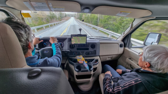 Ladies first; wir navigieren mit unserem Tablet und LocusMap oder wenn es kompliziert ist mit Google Maps;