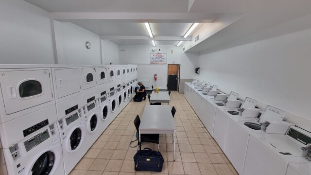 grosser Waschsalon mit guten Maschinen
