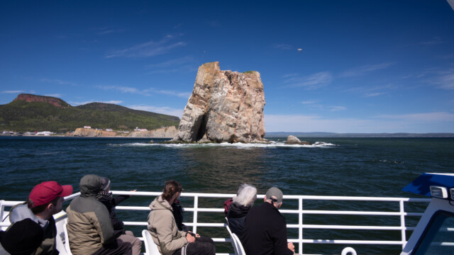 Zuerst geht es am Kalksteinfelsen Rocher Percé vorbei