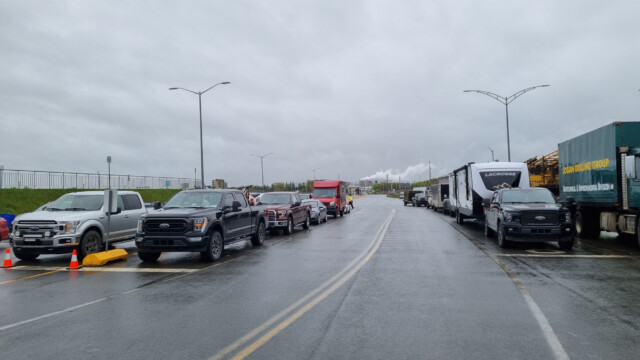 warten vor der Fähre in Matane