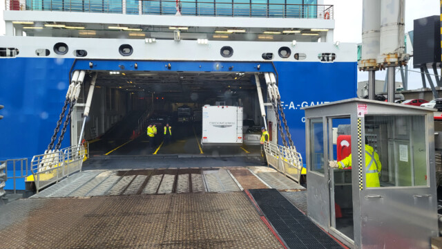 Einfahrt in den Schlund der Fähre