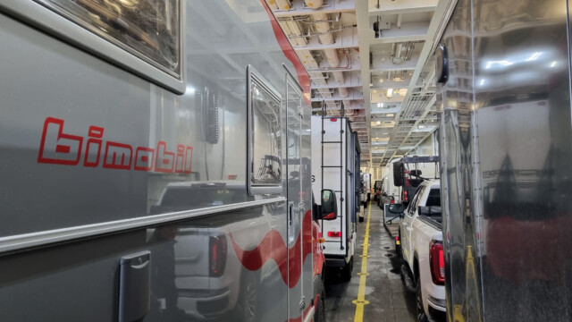 riesige Fähre mit mehreren Decks, wie auf der Norröna nach Island