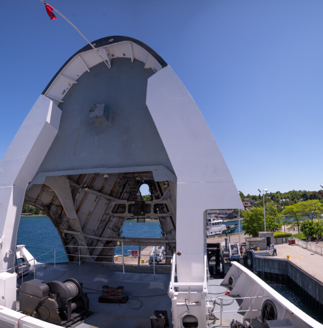 offene Bugklappe von aussen