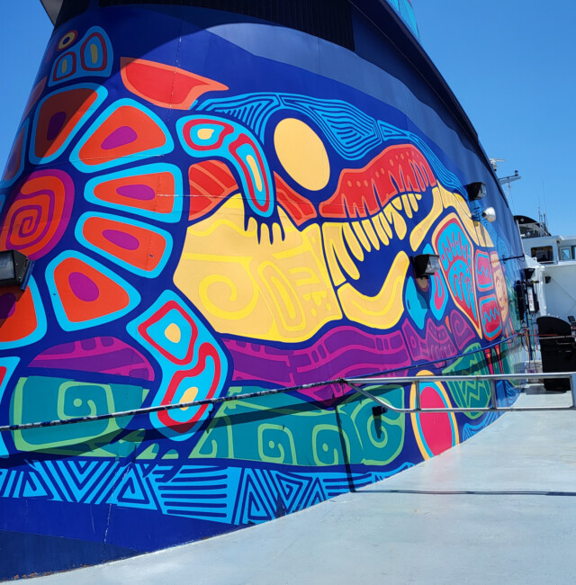 auch das Kamin ist bunt bemalt