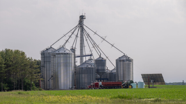 riesige Silos und ein riesiger Sattelschlepper davor