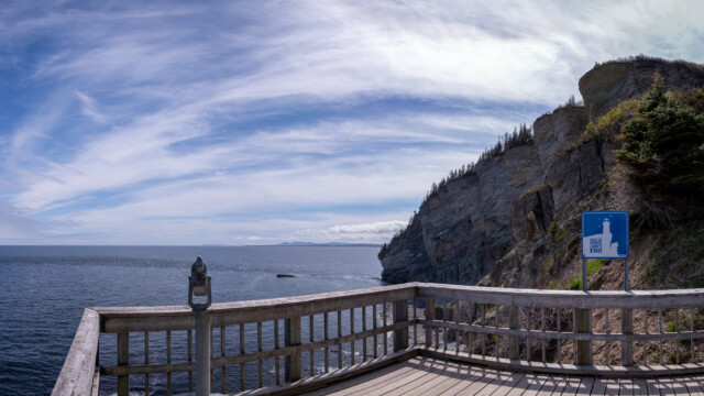 Panoramablick von der Plattform am Ende des Landes, im Hintergrund ganz schwach die Basstölpel-Insel Bonaventure