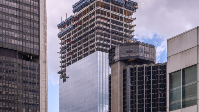 oben wird noch weiter aufgestockt und unten bereits die Fassade verkleidet