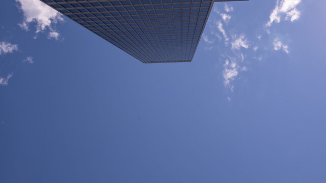 zwischen zwei Wolkenkratzern