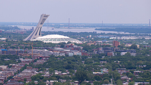 Olympiastadtion mit dem höchsten Schrägturm der Welt