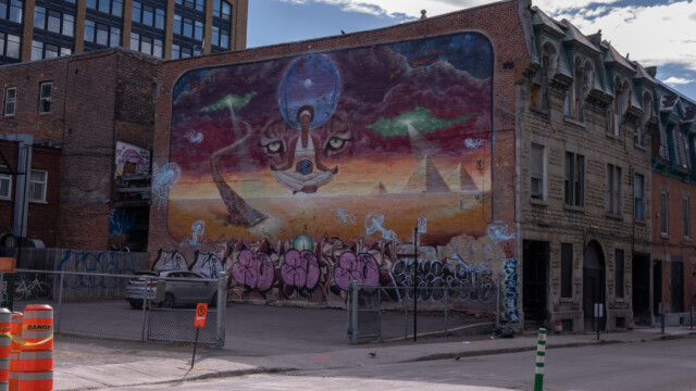 eindrückliche Wandmalereien auf den alten Backsteinmauern