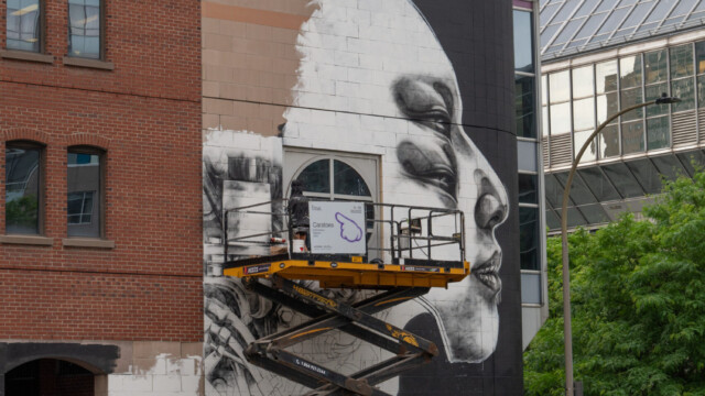 hier entdecken wir eine Künstlerin bei der Arbeit