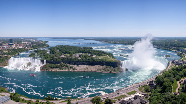 geniales Panorama von oben; links die Amerika-Fälle, rechts die Hufeisenfälle (Horseshoe-Fälle)