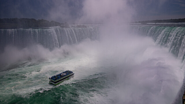 man kann auch mit dem Boot bis an die Fälle ran und wird dabei vorallem nass...